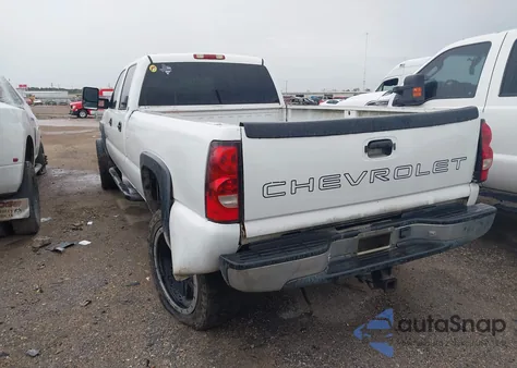 2002 Chevrolet Silverado 2500Hd z USA, uszkodzony, nr VIN 1GCHC23UX2F121008